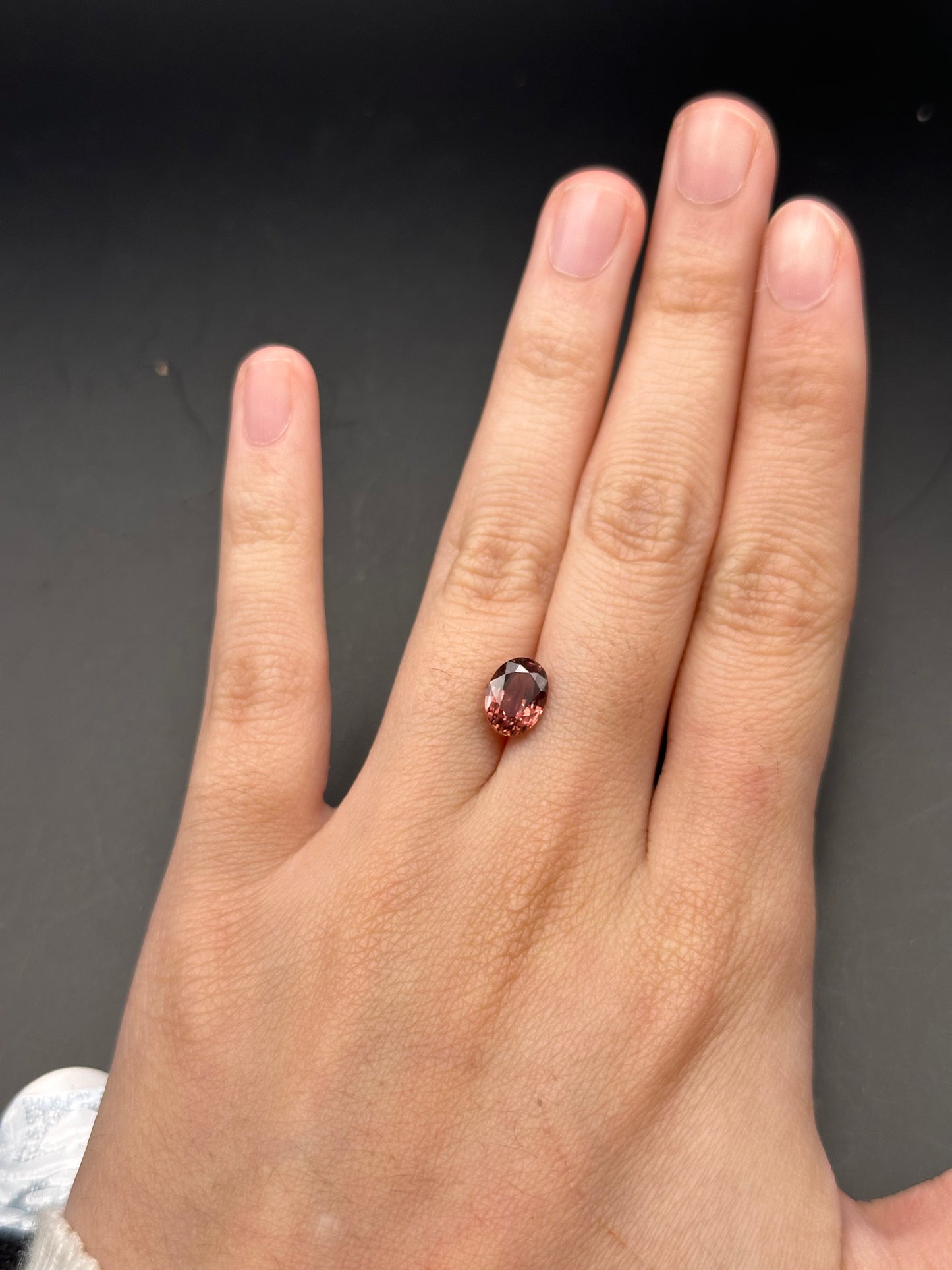 Color changing sapphire (purplish red to brown) - 1.71ct