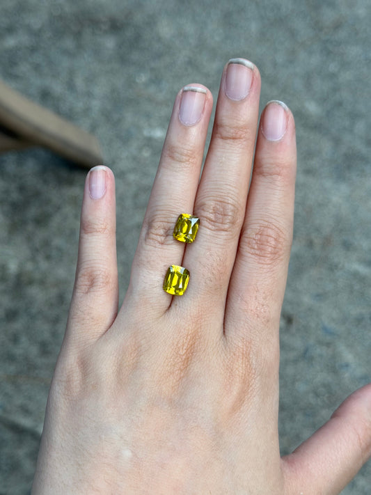 Sphene (cushion) matching pair - 4.4 ct