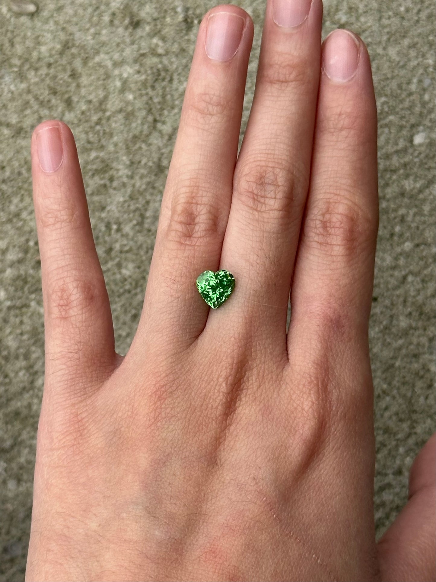 Tsavorite (heart) - 2.14 ct