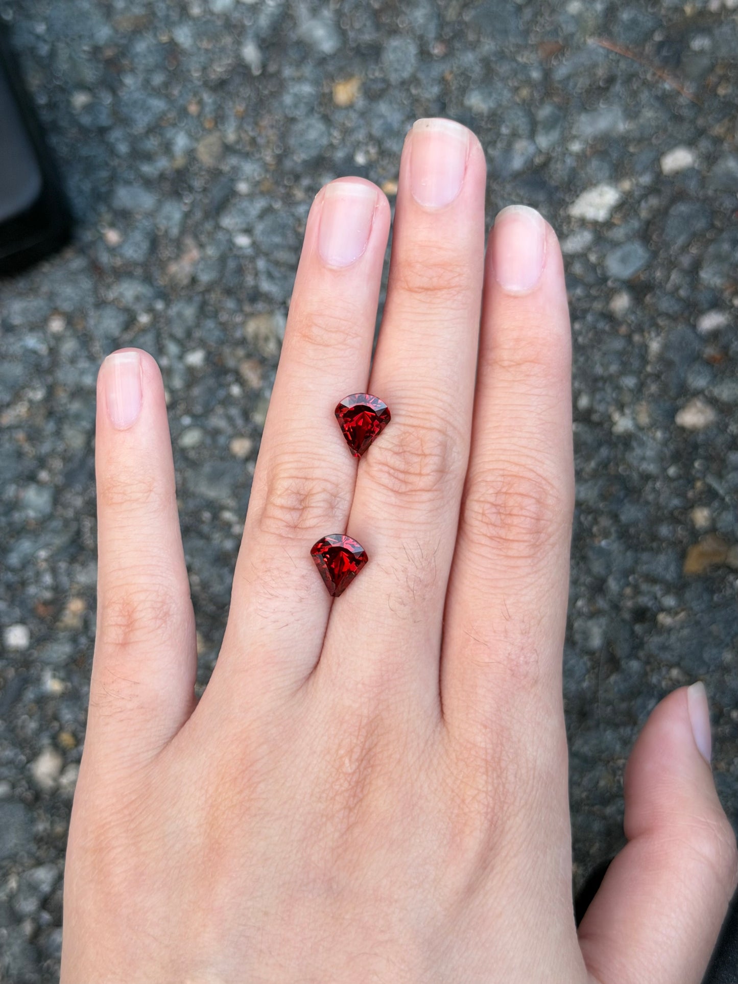 Garnet (modified shield) matching pair - 4.5 ct