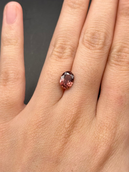 Color changing sapphire (purplish red to brown) - 1.71ct