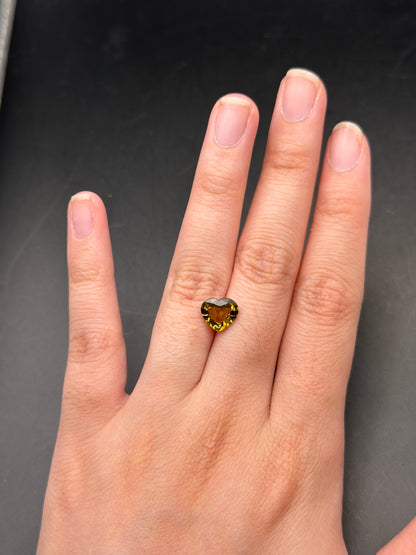 olive green tourmaline (heart) - 2.08 ct