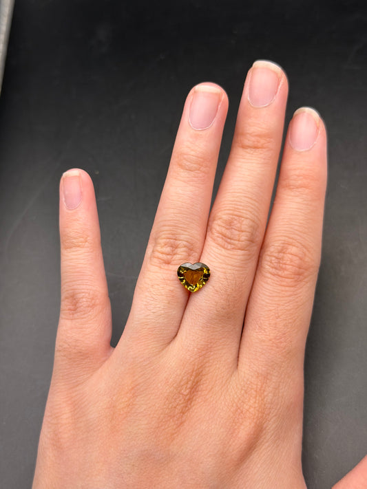 olive green tourmaline (heart) - 2.08 ct