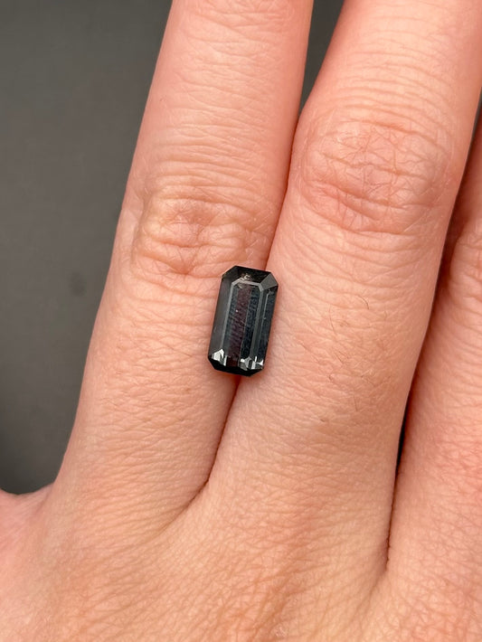 Blueish grey Spinel (emerald cut) - 1.82 ct