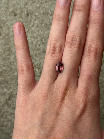 Color changing sapphire (purplish red to brown) - 1.71ct