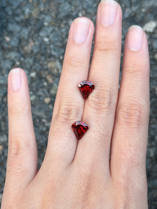 Garnet (modified shield) matching pair - 4.5 ct