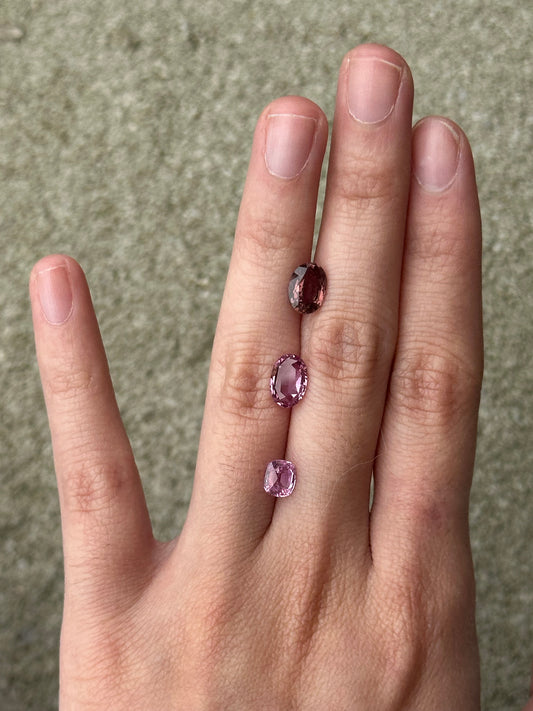 Color changing sapphire (purplish red to brown) - 1.71ct