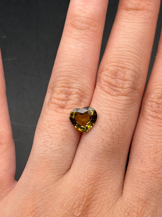 olive green tourmaline (heart) - 2.08 ct