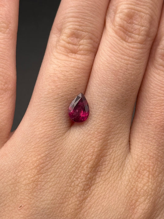 Ruby (pear) - 1.47 ct