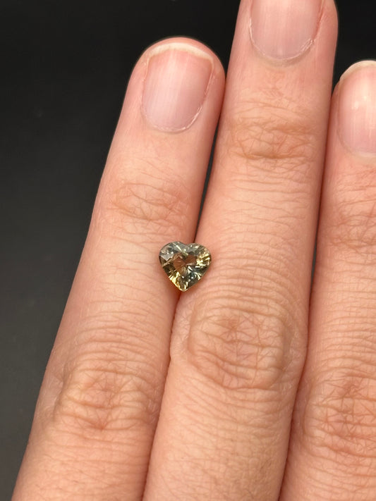 Yellowish Green Sapphire (heart) - 1.02 ct
