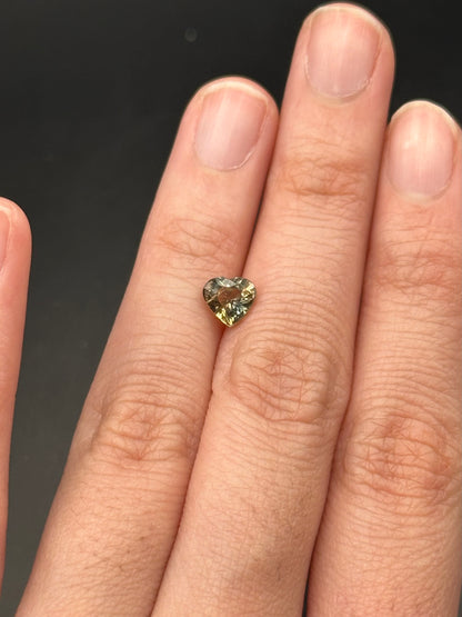 Yellowish Green Sapphire (heart) - 1.02 ct