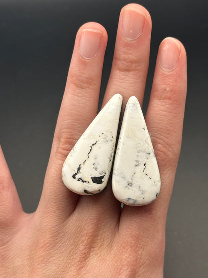 White Buffalo 'Turquoise' (2 pcs) - 60.55 ct