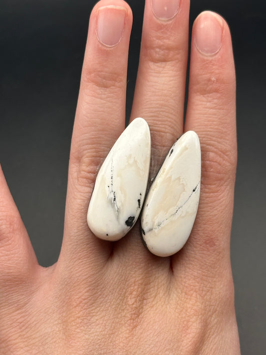 White Buffalo 'Turquoise' (2 pcs) - 50.65 ct