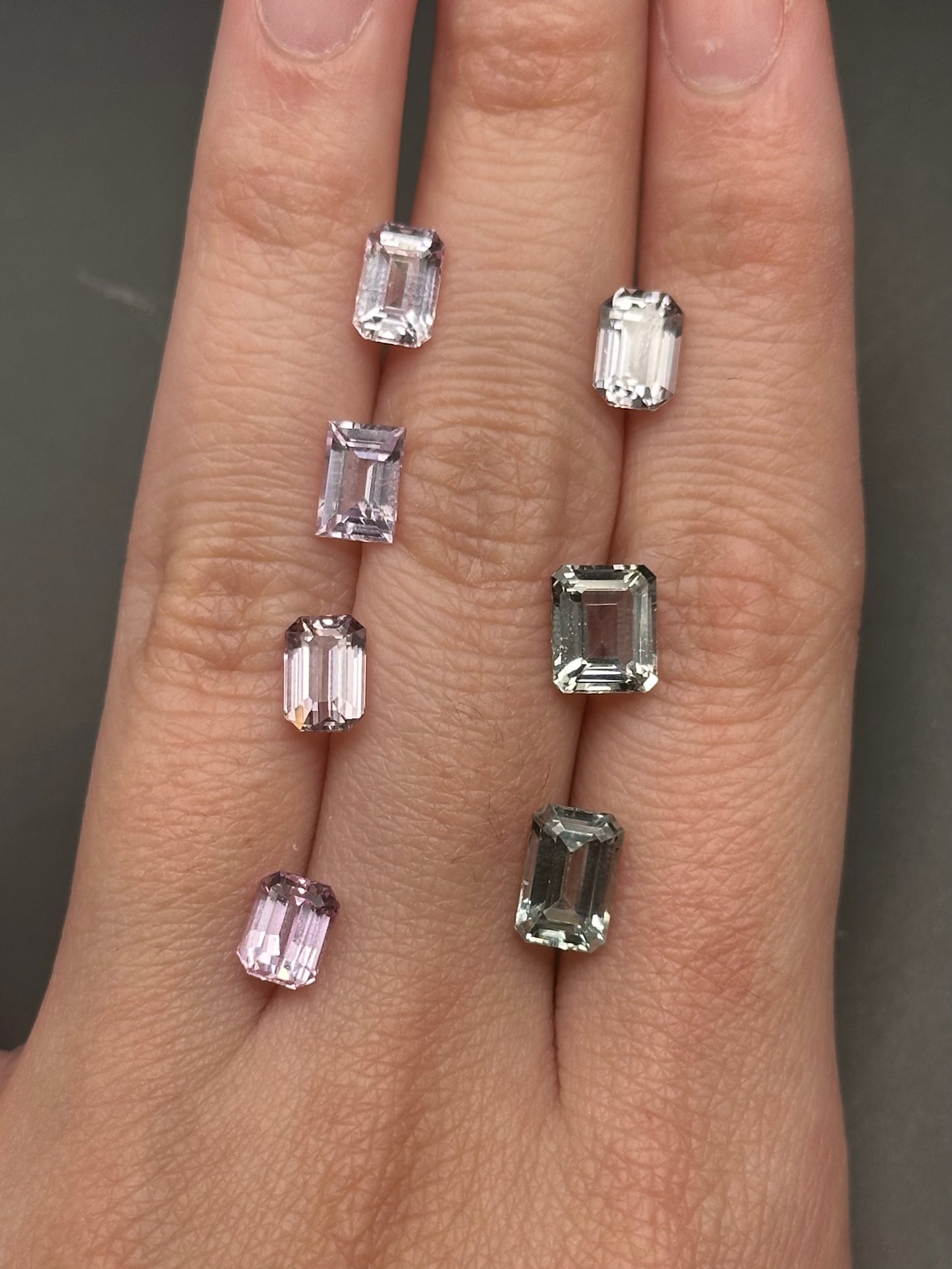 grey sapphire (emerald cut) - 1.3 ct