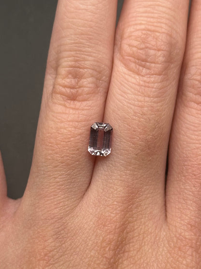 pinkish grey sapphire (emerald cut) - 1.3 ct