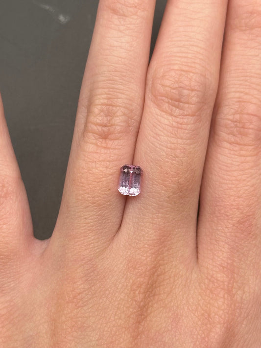 pinkish grey sapphire (emerald cut) - 1.3 ct