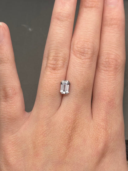 grey sapphire (emerald cut) - 1.3 ct