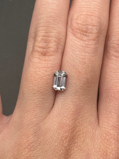 grey sapphire (emerald cut) - 1.3 ct