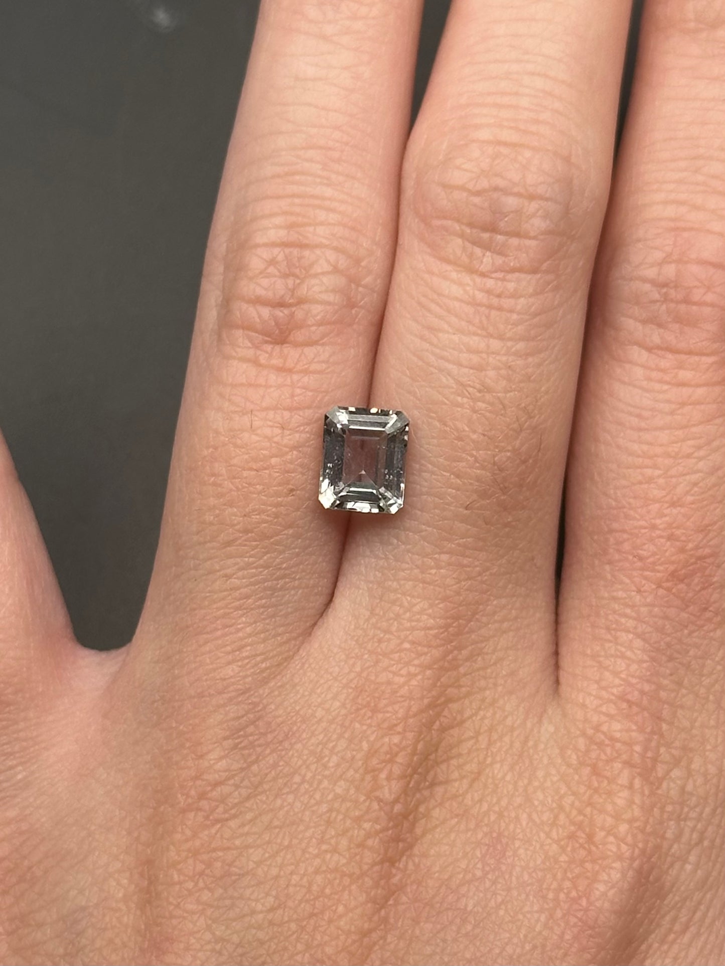 green sapphire (emerald cut) - 2.1 ct