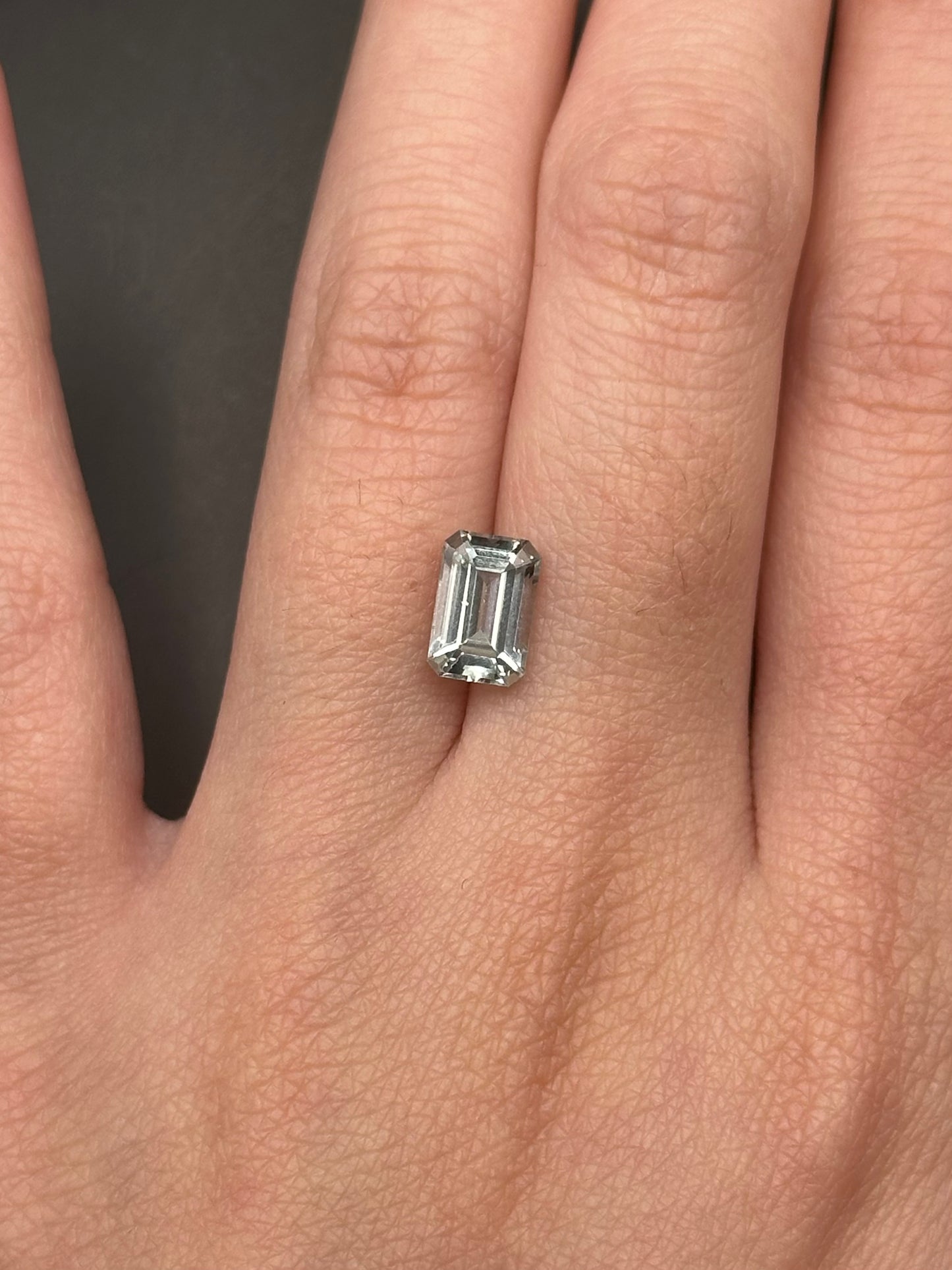 green sapphire (emerald cut) - 1.9 ct