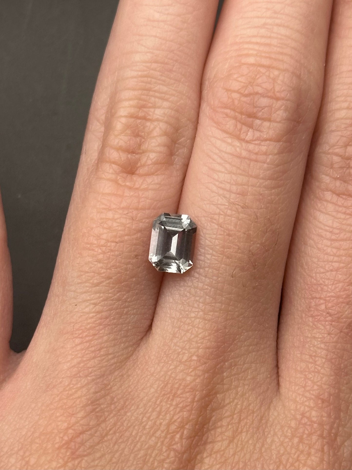 grey sapphire (emerald cut) - 1.45 ct