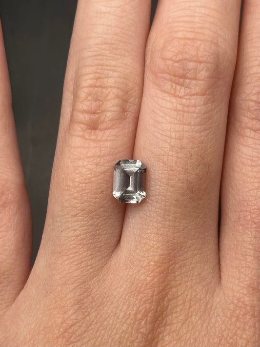 grey sapphire (emerald cut) - 1.55 ct