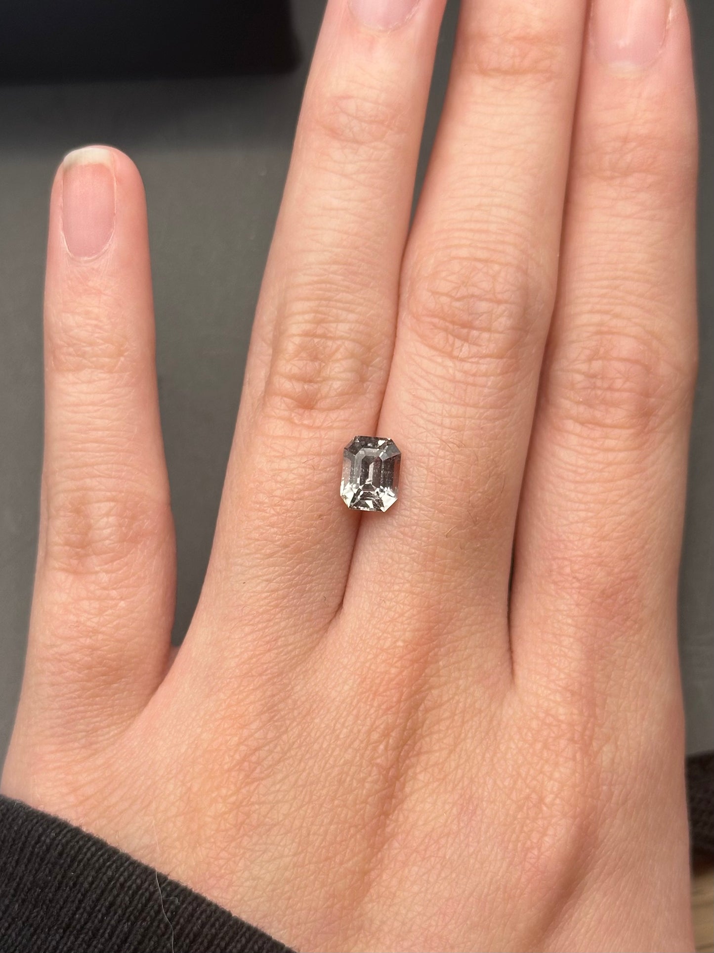 grey sapphire (emerald cut) - 1.55 ct