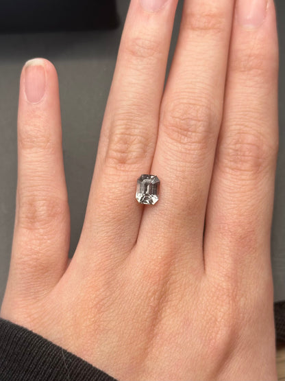 grey sapphire (emerald cut) - 1.55 ct