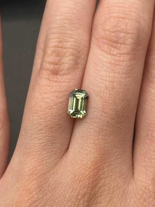 green sapphire (emerald cut) - 1.3 ct