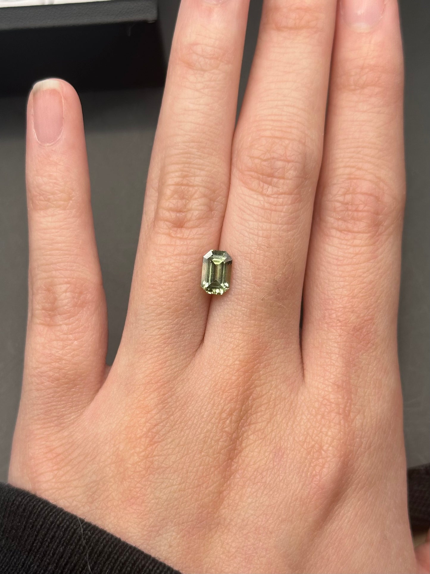 green sapphire (emerald cut) - 1.3 ct