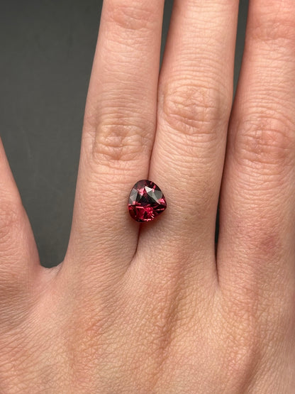 Pink Rhodolite Garnet (pear) - 2.54 ct