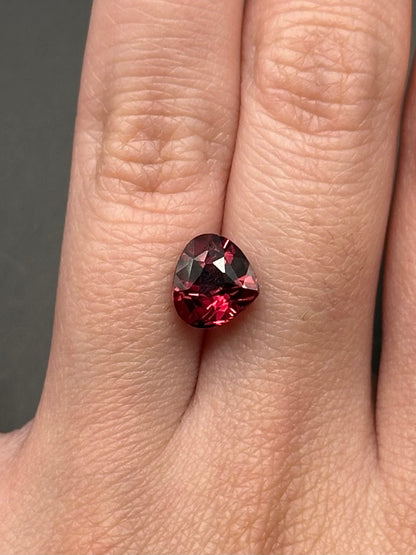 Pink Rhodolite Garnet (pear) - 2.54 ct