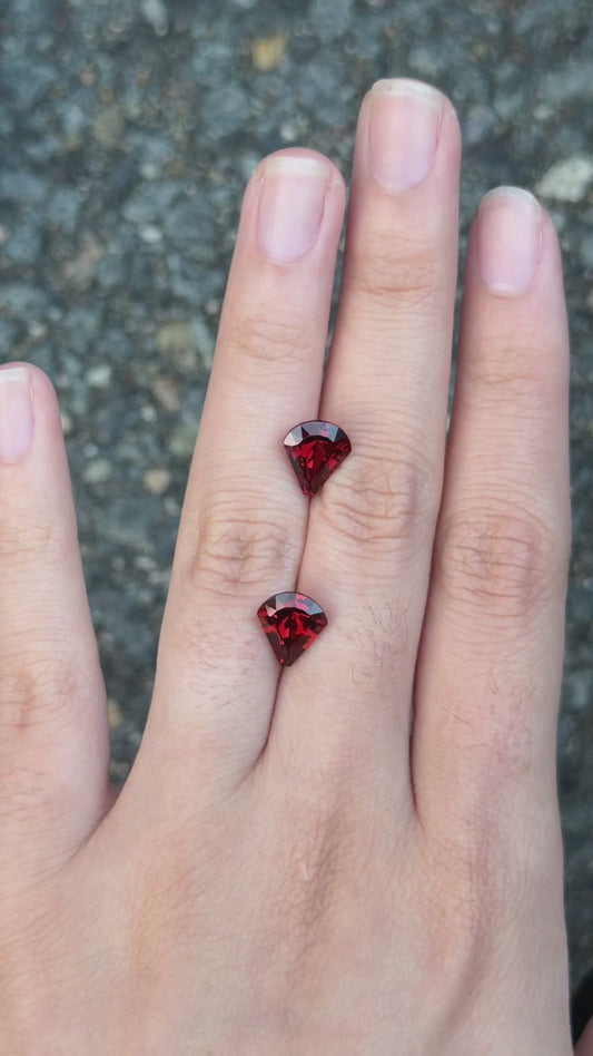Garnet (modified shield) matching pair - 4.5 ct