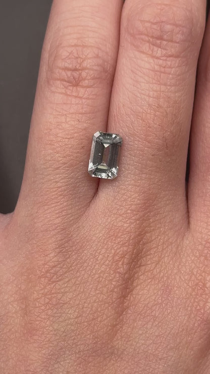 green sapphire (emerald cut) - 1.9 ct