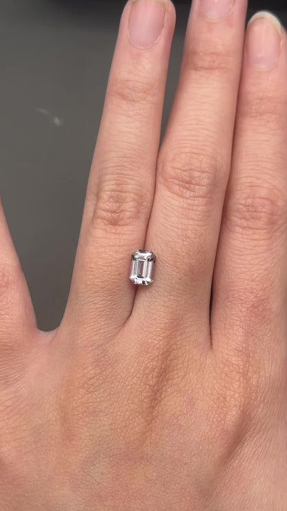 grey sapphire (emerald cut) - 1.3 ct