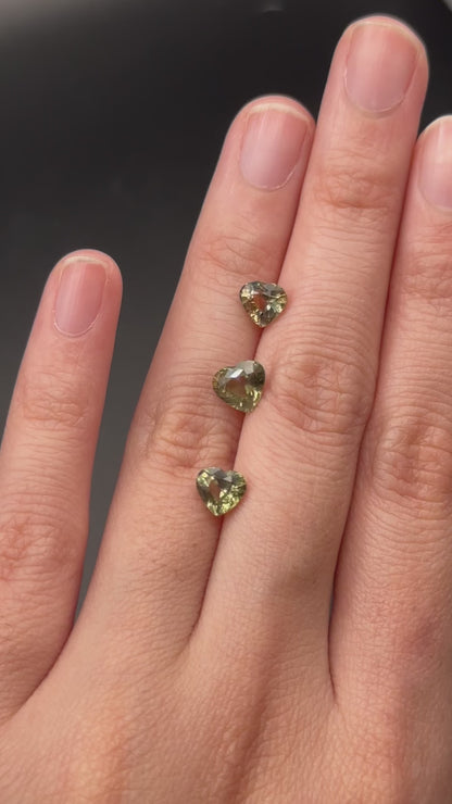 Yellowish Green Sapphire (heart) - 1.02 ct