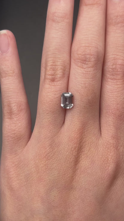grey sapphire (emerald cut) - 1.55 ct