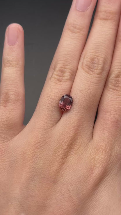 Color changing sapphire (purplish red to brown) - 1.71ct