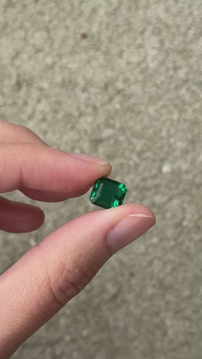 Emerald (step cut) - 2.61 ct