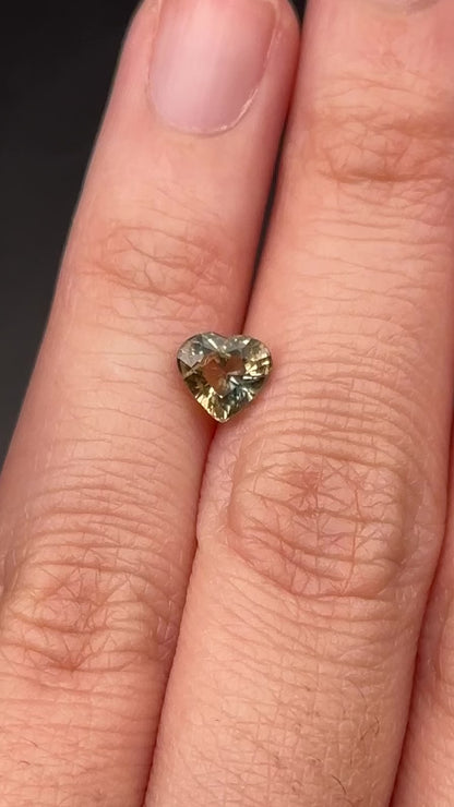 Yellowish Green Sapphire (heart) - 1.02 ct