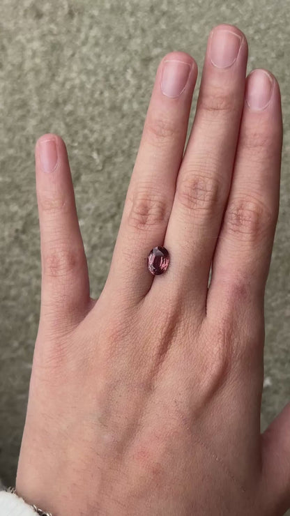 Color changing sapphire (purplish red to brown) - 1.71ct